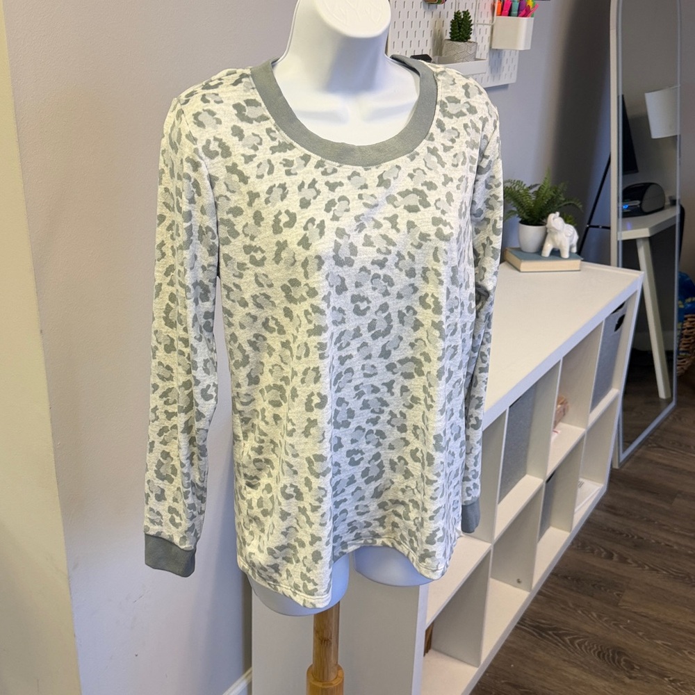 NWT Rene Rofe Gray Animal Print Long Sleeve Super Soft Lounge Top Sz L - Picture 2 of 5